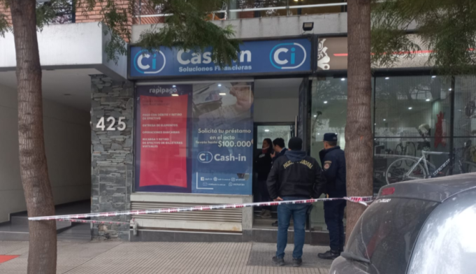 CÓRDOBA: BALEARON A UN HOMBRE QUE INTENTÓ EVITAR UN ROBO EN UNA FINANCIERA.