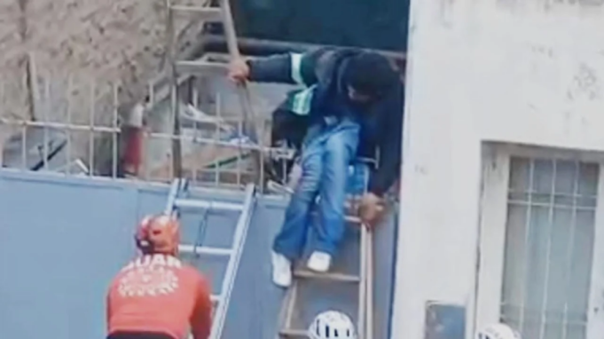 CÓRDOBA: UN LADRÓN QUEDÓ ATRAPADO DE UN TESTÍCULO EN LA REJA DE UNA VIVIENDA Y TUVO QUE SER RESCATADO.