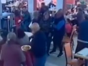 CURA BROCHERO: UN MOZO LE SALVÓ LA VIDA A UNA TURISTA PRACTICÁNDOLE MANIOBRAS DE HEIMLICH ¡MIRÁ!