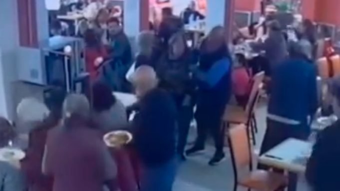 CURA BROCHERO: UN MOZO LE SALVÓ LA VIDA A UNA TURISTA PRACTICÁNDOLE MANIOBRAS DE HEIMLICH ¡MIRÁ!