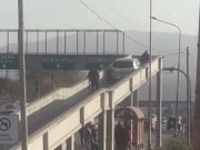 PASA EN REDES: UN CONDUCTOR SUBIÓ CON SU AUTO POR UNA PASARELA PEATONAL EN JUJUY. ¡MIRÁ!