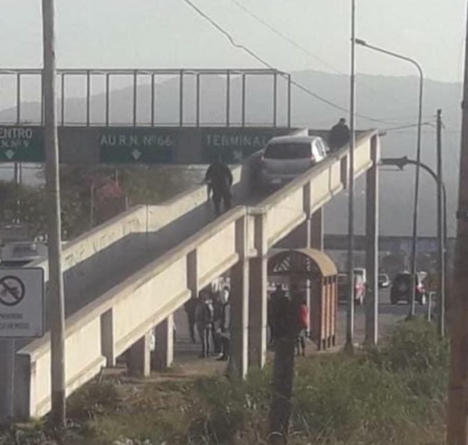 PASA EN REDES: UN CONDUCTOR SUBIÓ CON SU AUTO POR UNA PASARELA PEATONAL EN JUJUY. ¡MIRÁ!
