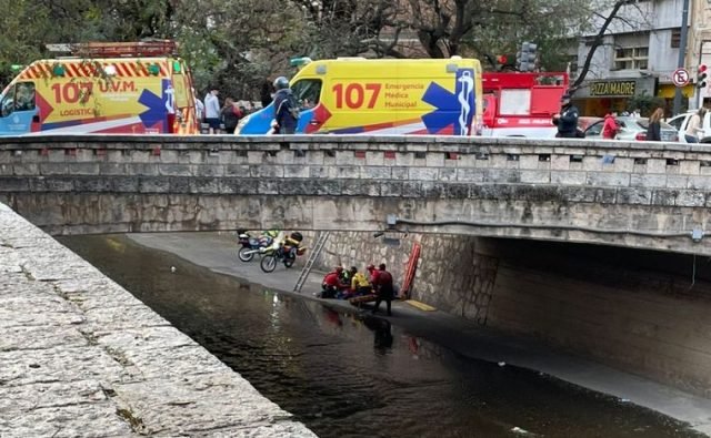 UNA JOVEN CAYÓ EN EL CAUCE DE LA CAÑADA Y FUE RESCATADA POR EL DUAR.