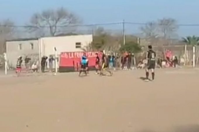 LA LIGA ISCHILÍN EN BOCA DE TODOS: AGREDIERON BRUTALMENTE A UN ÁRBITRO EN CHAÑAR. ¡MIRÁ!