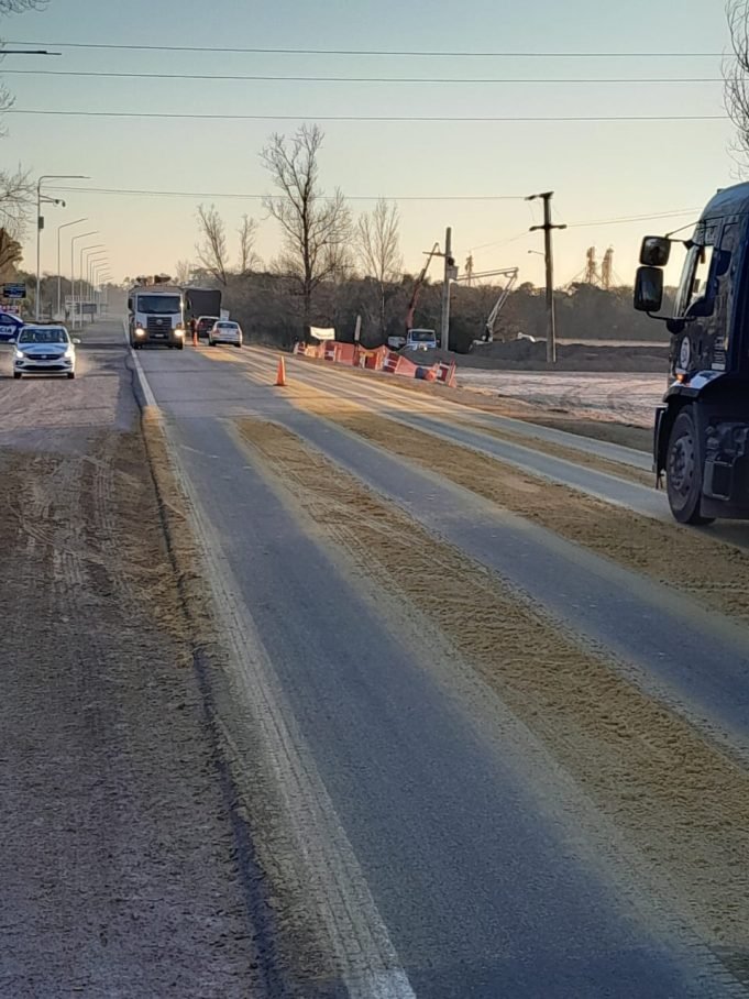 LA DORMIDA: CORTE TOTAL EN RUTAS N9 Y P16 POR DERRAME DE MATERIA GRASA. BOMBEROS TRABAJAN EN EL LUGAR.