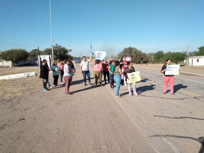 UNA VEZ MÁS VECINOS DE CHUÑA RECLAMAN POR LA FALTA DE AGUA.