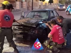 QUILINO: BOMBEROS INTERVINIERON EN UN INCENDIO VEHICULAR EN LA PUERTA DE LA ESCUELA MANUEL BELGRANO.