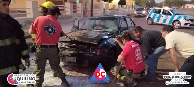 QUILINO: BOMBEROS INTERVINIERON EN UN INCENDIO VEHICULAR EN LA PUERTA DE LA ESCUELA MANUEL BELGRANO.