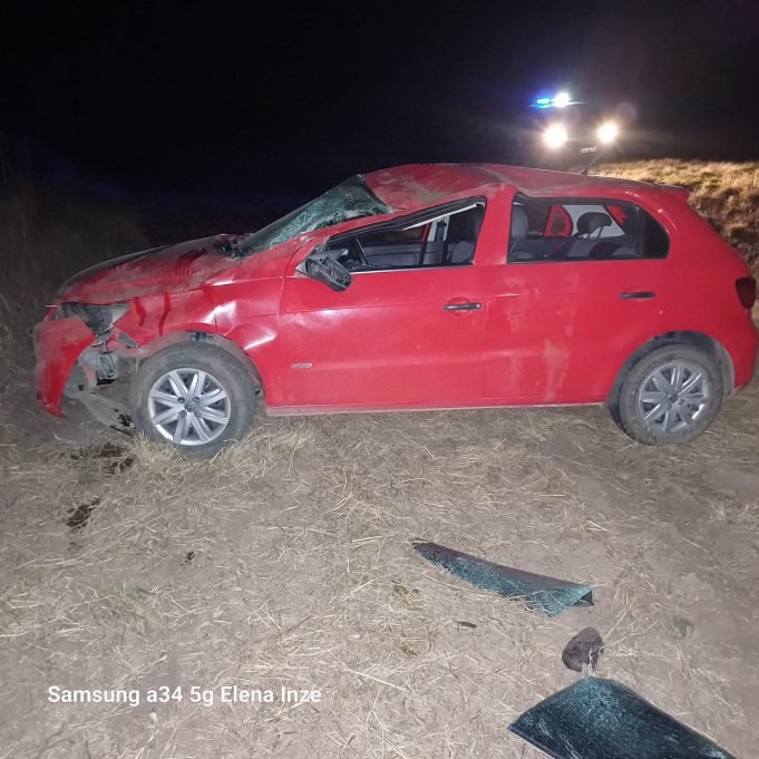 TULUMBA: VOLCÓ UN AUTO EN EL CRUCE DE INTI HUASI. NO SE REGISTRARON LESIONADOS.