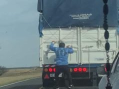 PASA EN REDES: ¿LO QUE SEA POR LA B? UN HOMBRE ES VIRAL POR VIAJAR PRENDIDO DE UN CAMIÓN RUMBO A SANTA FE PARA BANCAR A BELGRANO.
