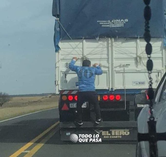 PASA EN REDES: ¿LO QUE SEA POR LA B? UN HOMBRE ES VIRAL POR VIAJAR PRENDIDO DE UN CAMIÓN RUMBO A SANTA FE PARA BANCAR A BELGRANO.