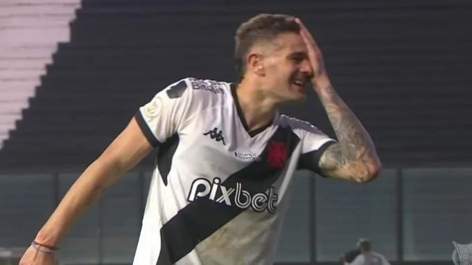 VEGETTI DEBUTÓ CON UN GOL EN EL VASCO DA GAMA Y FESTEJÓ A LO PIRATA.