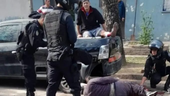ROSARIO: UN POLICÍA LE DISPARÓ A UN PIT BULL QUE ATACÓ A 5 PERSONAS EN LA VÍA PÚBLICA.