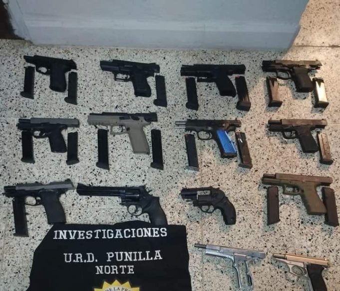 COSQUÍN: DETUVIERON A UN HOMBRE QUE TENÍA UN GRAN ARSENAL EN SU CASA.