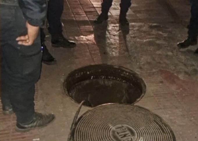 ROBÓ CABLES DE COBRE Y ESCAPÓ POR UNA ALCANTARILLA.