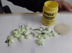 LA DORMIDA: VENDÍA DOSIS DE COCAÍNA Y SU MAMÁ SE LAS ENTREGÓ A LA POLICÍA.