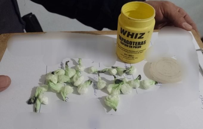 LA DORMIDA: VENDÍA DOSIS DE COCAÍNA Y SU MAMÁ SE LAS ENTREGÓ A LA POLICÍA.