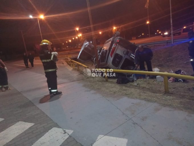 DEÁN FUNES: UNA KANGOO SE DIO VUELTA EN LA ROTONDA DE RUTA 60. MURIÓ UN PERRITO CANICHE.