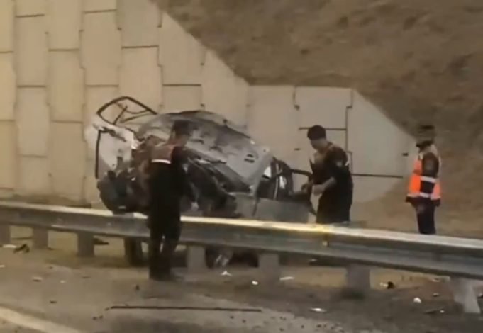 VUELCO FATAL EN CIRCUNVALACIÓN: FALLECIÓ UN JOVEN QUE SE TRASLADABA CON TRES AMIGOS EN UN TOYOTA COROLLA.