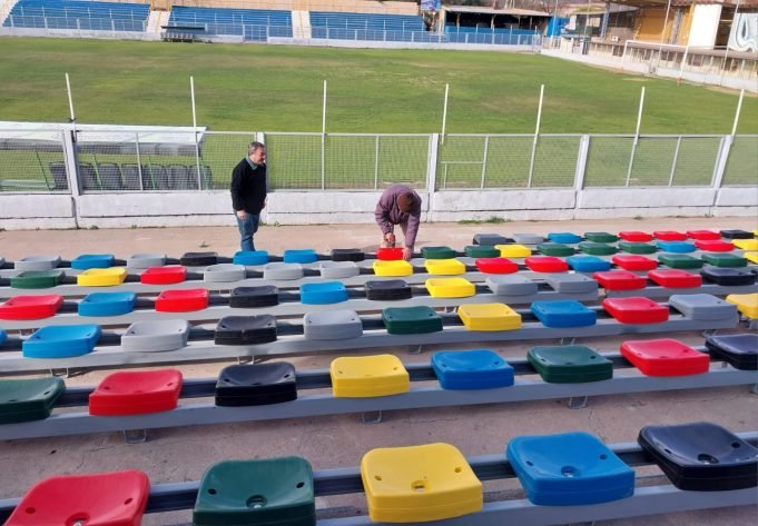 DEÁN FUNES: COLOCARON BUTACAS EN LA PLATEA DEL ESTADIO MUNICIPAL FUHAD CORDI.