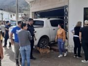 LA VERDADERA DESGRACIA CON SUERTE: UNA FORD RANGER SE INCRUSTÓ EN UNA PANADERÍA Y LA EMPLEADA RESULTÓ ILESA.