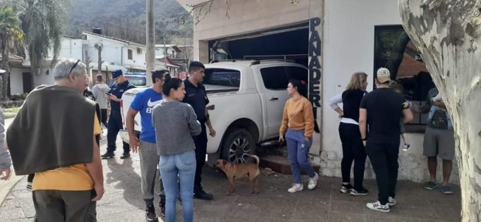 LA VERDADERA DESGRACIA CON SUERTE: UNA FORD RANGER SE INCRUSTÓ EN UNA PANADERÍA Y LA EMPLEADA RESULTÓ ILESA.