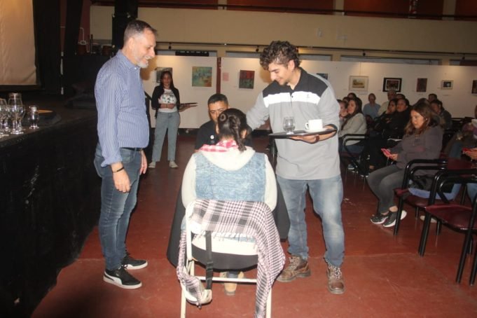 EXCELENTE CONVOCATORIA AL CURSO DE MOZOS Y CAMARERAS EN DEÁN FUNES.