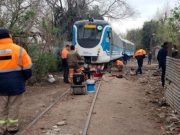 VILLA EL NAILON: DESCARRILARON CON ESCOMBROS EL TREN DE LAS SIERRAS.