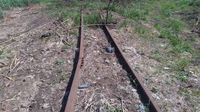 QUILINO: APREHENDIERON A 4 SUJETOS QUE ESTABAN ROBANDO 4 RIELES DE LAS VÍAS FERREAS.