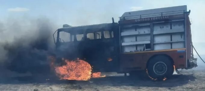 INCENDIO EN BARRANCA YACO: SE QUEMÓ UNA UNIDAD FORESTAL DE BOMBEROS TOTORAL.