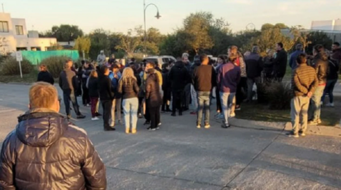 COUNTRY LAS CAÑITAS – CBA: ACUSAN QUE LOS DE SEGURIDAD LIBERARON LA BARRERA PARA QUE SE ROBEN TODO.
