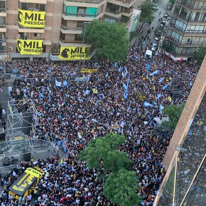 IMPRESIONANTE CIERRE DE CAMPAÑA DE MILEI EN CÓRDOBA.