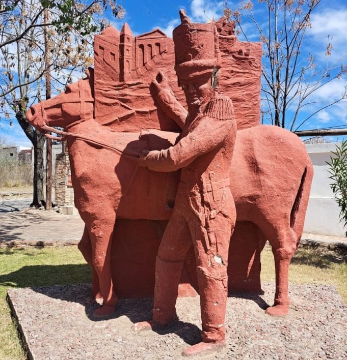 VILLA TULUMBA: LANZARON UNA ENCUESTA PARA DEFINIR SI DEJAN O NO EL MONUMENTO DEL GRANADERO MÁRQUEZ EN LA PLAZA.