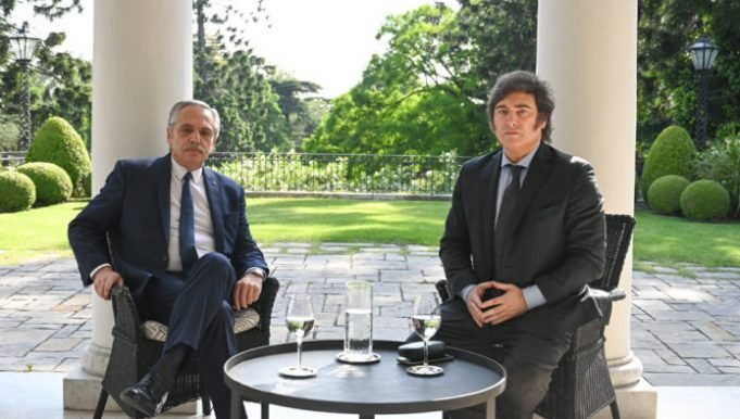 LA FOTO DEL DÍA: MILEI SE REUNIÓ CON ALBERTO FERNÁNDEZ PARA HABLAR DE LA TRANSICIÓN DE PODER.