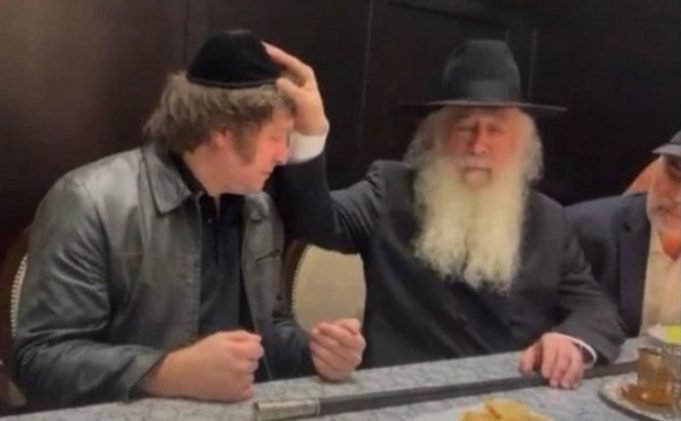 COMO CADA AÑO MILEI RECIBIÓ SU BENDICIÓN PERSONAL POR PARTE DE UN RABINO.
