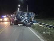 VOLCÓ UN CAMIÓN QUE TRANSPORTABA 1.900 POLLOS DESDE DEÁN FUNES HACIA VILLA RETIRO.