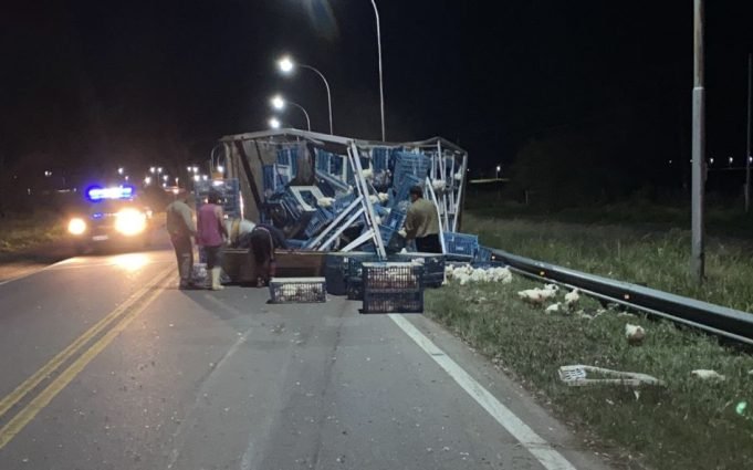 VOLCÓ UN CAMIÓN QUE TRANSPORTABA 1.900 POLLOS DESDE DEÁN FUNES HACIA VILLA RETIRO.