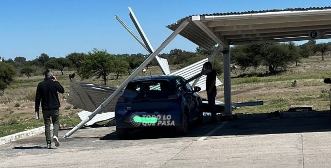 UN CAMIÓN DE HIPERGAS SE QUEDÓ SIN FRENOS Y CHOCÓ A DOS AUTOS EN EL ESTACIONAMIENTO DE LAC.