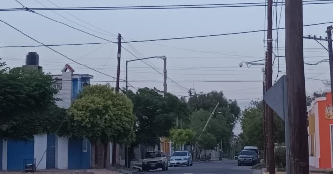 DEÁN FUNES: TRÁNSITO INTERRUMPIDO EN CALLE SAN LUIS POR POSTE CAIDO PRODUCTO DEL VIENTO.