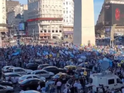 ARGENTINOS SE MENIFESTARON CONTRA MASSA CON UN CACEROLAZO EN EL OBELISCO.