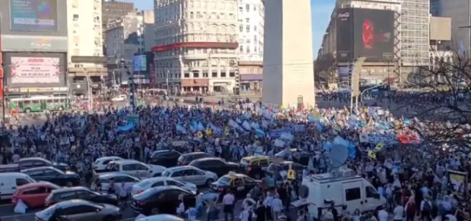 ARGENTINOS SE MENIFESTARON CONTRA MASSA CON UN CACEROLAZO EN EL OBELISCO.
