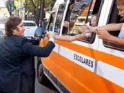 MILEIMANÍA: CHICOS EN UN TRANSPORTE ESCOLAR CRUZARON A MILEI Y ÉL BAJÓ A SALUDARLOS. ¡MIRÁ!