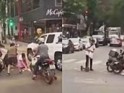 PASA EN REDES: A UN REPARTIDOR SE LE VOLÓ LA PLATA Y LA GENTE LO AYUDÓ A JUNTAR LOS BILLETES ¡MIRÁ!