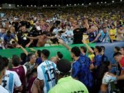 NUEVAMENTE LA POLICIA DE BRASIL REPRIMIÓ A HINCHAS ARGENTINOS.