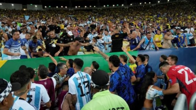 NUEVAMENTE LA POLICIA DE BRASIL REPRIMIÓ A HINCHAS ARGENTINOS.