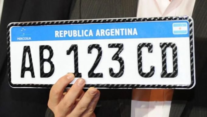 CRISIS TOTAL: EL GOBIERNO AUTORIZÓ CIRCULAR CON PATENTES DE PAPEL POR FALTA DE INSUMOS PARA CHAPAS.