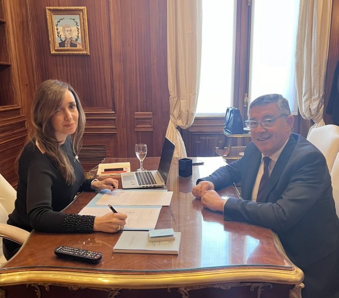 LA VICEPRESIDENTE FIRMÓ EL DECRETO QUE PERMITE A LUIS JUEZ INCORPORARSE AL CONSEJO DE LA MAGISTRATURA.