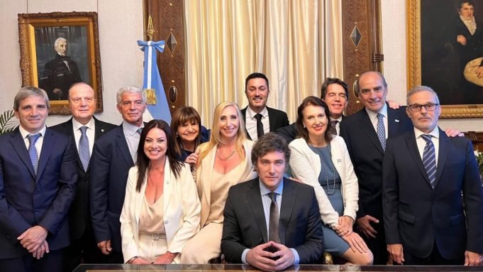 EL PRESIDENTE MILEI LE TOMÓ JURAMENTO A LOS 9 MINISTROS QUE FORMARÁN PARTE DE SU GOBIERNO.