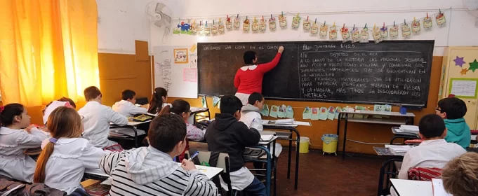 Docentes: el Gobierno fijó el sueldo mínimo en $500.000, sin el aval de los gremios.