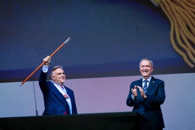 ASUMIÓ LLARYORA COMO GOBERNADOR.